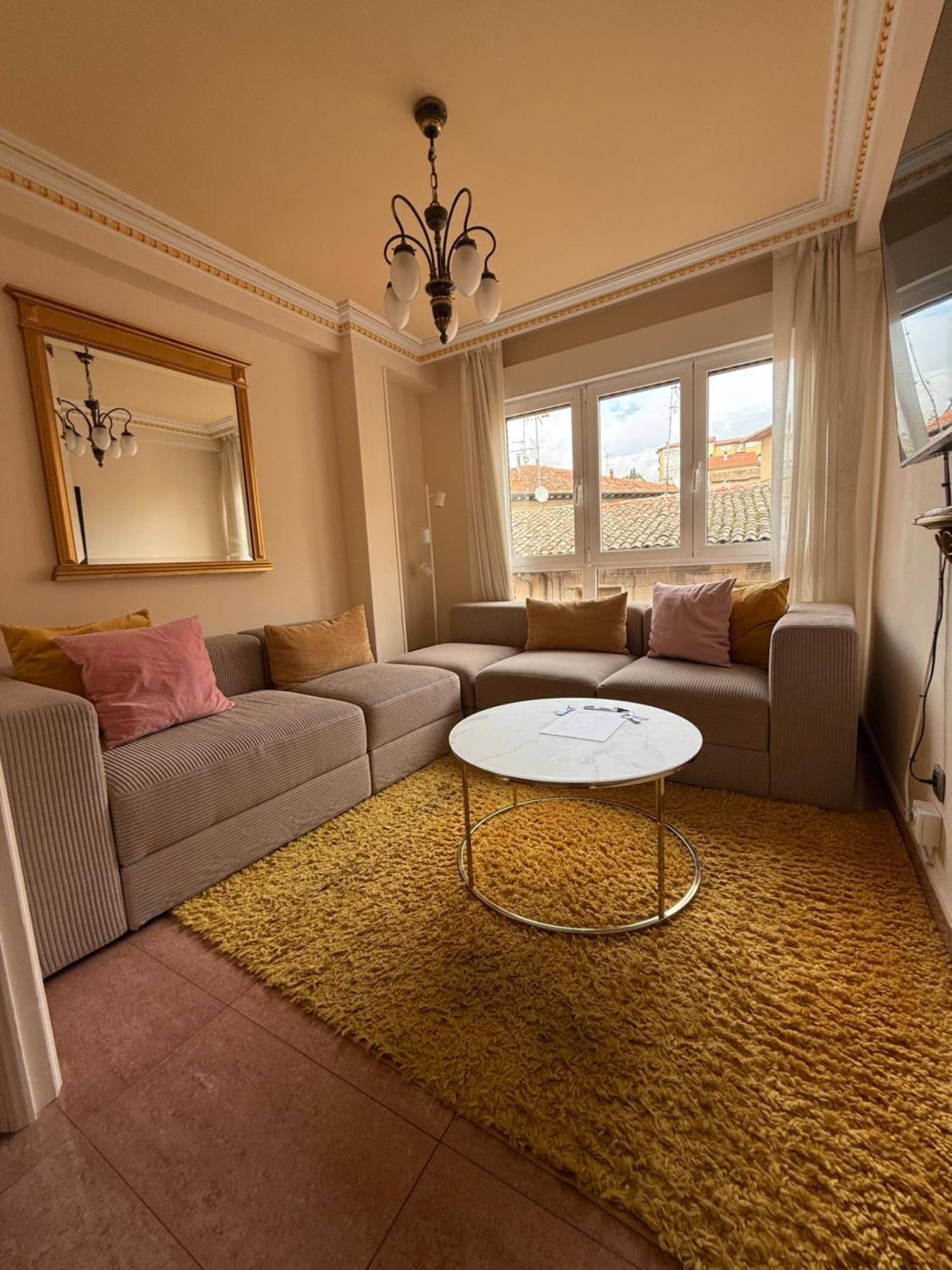Plaza Glam Tourist Apartment Haro